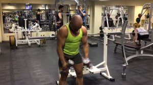 Махи с гантелями в стороны на средние дельты