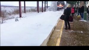 Красивый проход поездов по заснеженным рельсам