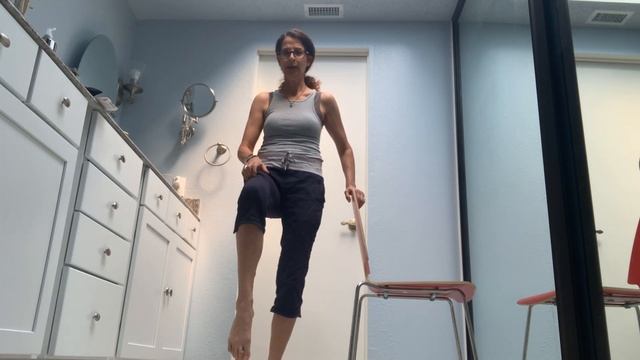 Hip Strengthening and Stretching In Standing Led by a Physical Therapist смотреть онлайн