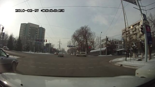 Алматы перекресток Сатпаева Манаса авто стартует на красный, потому что не видит правильный свето смотреть онлайн