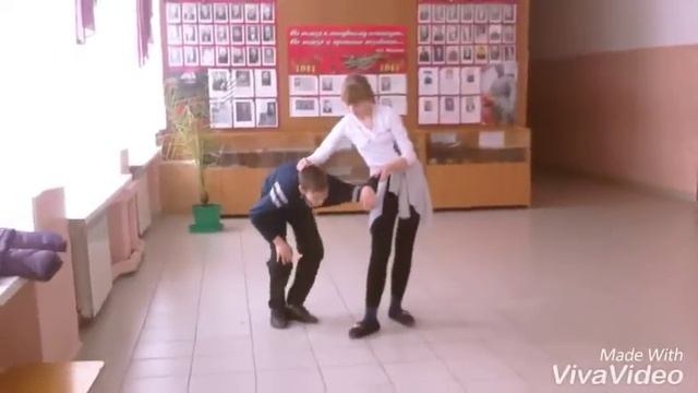 Девочка победила пацана в драке