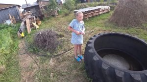 Работы на участке. Чищу Бассейн или ёмкость для полива участка из Колеса К 700. Посиделки в беседке
