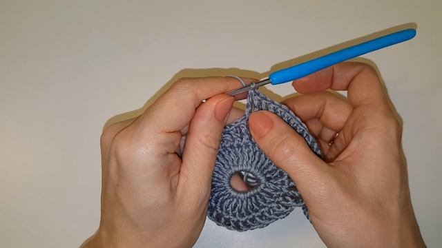 ИНТЕРЬЕРНАЯ ПОДУШКА БЫСТРО ЗА ДЕНЬ! Вязание крючком из цветочных мотивов" Ч.2 смотреть онлайн