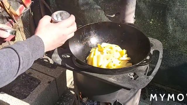 колбаски по охотничьи  против гороховово супа