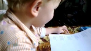 мальчик учит стих