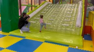 Алина и игровая комната Джунгли парк. Дети играют. Атракционы, Москва, для детей.