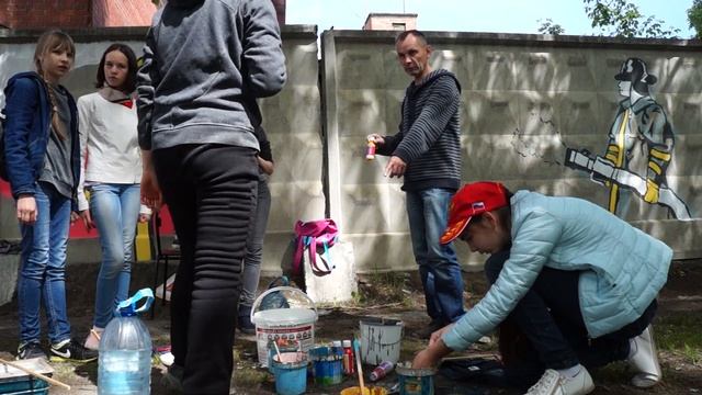 Расписывают забор у пожарной части в Ревде, ри-тв смотреть онлайн