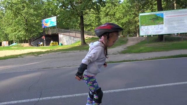 УЧИМСЯ КАТАТЬСЯ НА РОЛИКАХ / ВТОРОЙ ВЫЕЗД смотреть онлайн