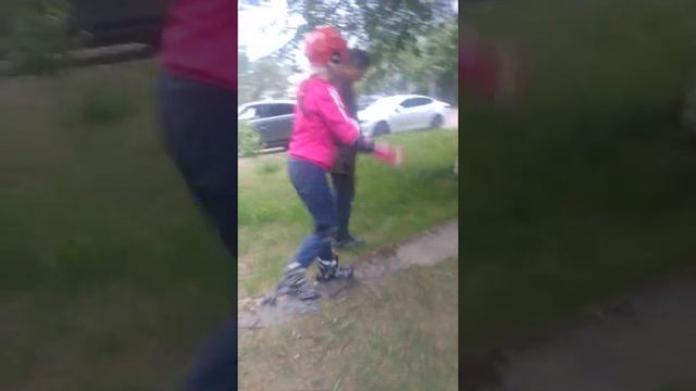 Первый раз Настюша стоит на роликовых коньках.