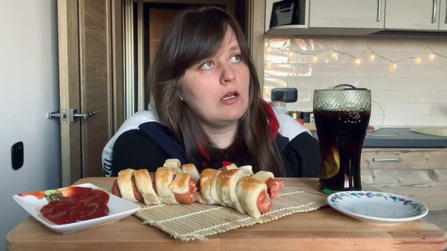 Мукбанг. Сосиски в тесте. О стереотипах.