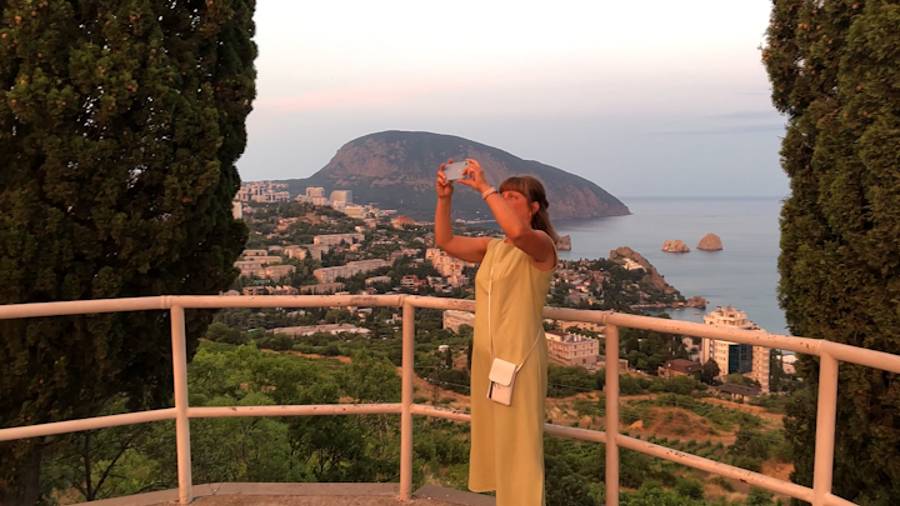 По Крыму пешком закоулками Гурзуфа и по Гурзуфскому шоссе с видом на Аю-Даг смотреть онлайн