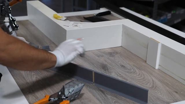 Плинтус S60. Установка от дверного наличника: быстрый внутренний угол. Внешний угол. смотреть онлайн