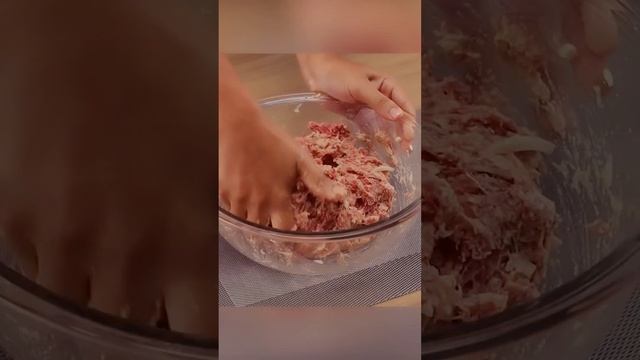 Легкий рецепт, котлеты из говяжьего фарша с яйцом и луком в панировочных сухарях, #рецепт #рис смотреть онлайн