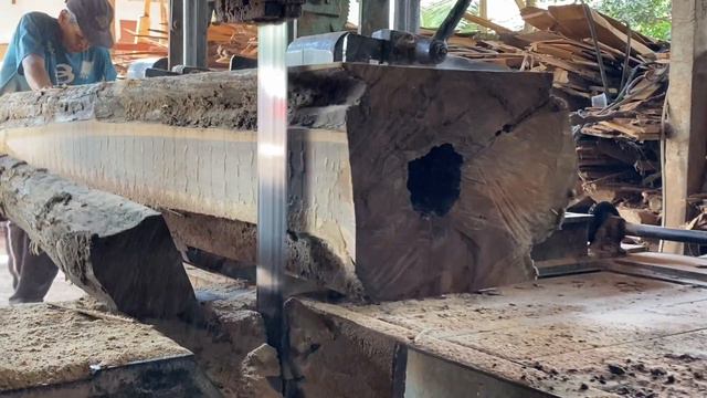 Tukang kayu jenius dengan karakter yang uniq! Penggergajian kayu jati yang menakjubkan смотреть онлайн