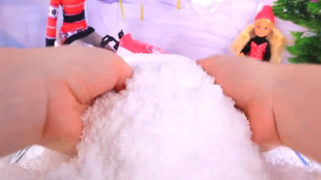 BARBIE DOLL ДЕНЬ РОЖДЕНИЯ БАРБИ! WINTER FUN САНКИ - СНЕГОХОД - СНЕГОВИКИ! Барби смотреть онлайн