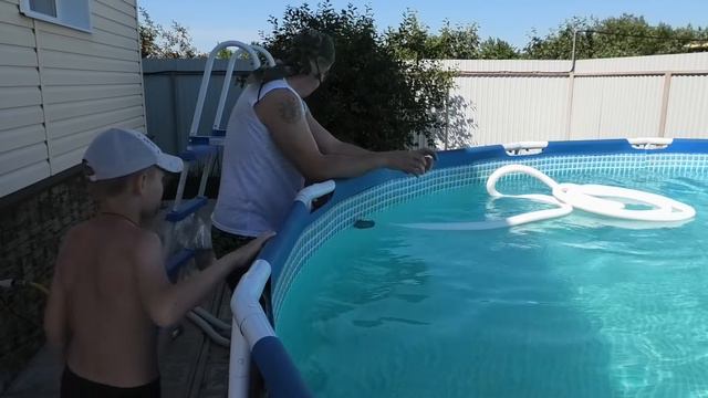 Каркасный бассейн Пришёл соседу робот пылесос идём с мелким помогать запускать