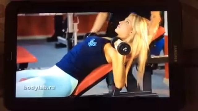 Жим с гантелями на наклонной скамье смотреть онлайн