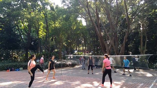 Необычная игра,такое только в Китае /shuttle cock game in a park смотреть онлайн
