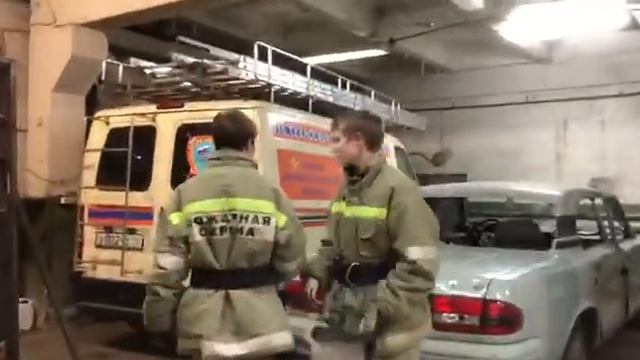 УСТРОИЛИСЬ РАБОТАТЬ ПОЖАРНЫМИ!!! смотреть онлайн