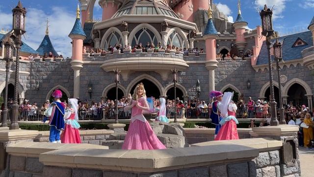 [4K] Aurora’s Welcome Greetings - World Princess Week | Disneyland Paris 2022 смотреть онлайн