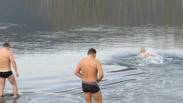 Любители «моржевания» продолжают купальный сезон. смотреть онлайн