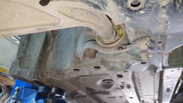 Замена заднего сайлентблока переднего рычага ,ХОНДА СТРИМ RN6 . смотреть онлайн