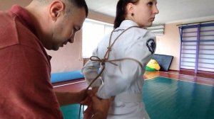 Вид связывания школы отличительной особенностью является сложенные вместе ладони