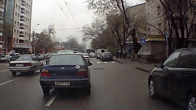 02.04.13 Айманова-Сатпаева, едет по односторонней1 смотреть онлайн