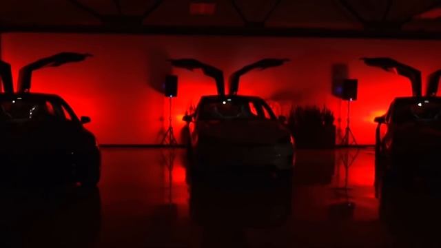 Рождественское шоу Tesla Model X смотреть онлайн