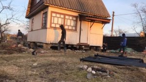 Замена фундамента под деревянным домом | Подъем дома на винтовые сваи спб