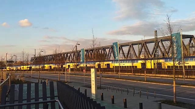 Metronom an den Elbbrücken in Hamburg смотреть онлайн