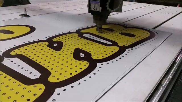 Фрезеровк букв и отверстий под пиксели по печати смотреть онлайн