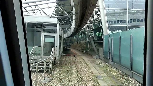 Подвесной фуникулер Sky-Train в аэропорту Дюссельдорфа смотреть онлайн