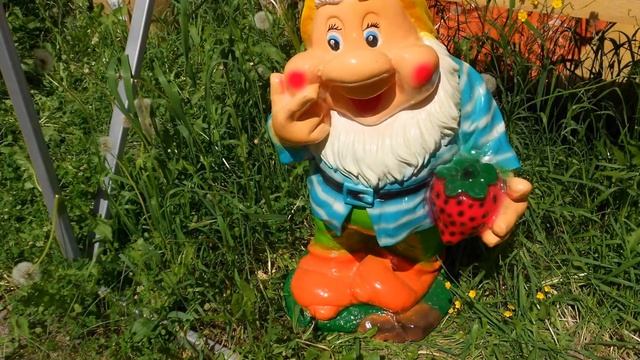 Садовая фигура веселый гномик купить для ландшафтного дизайна сада дачного участка дома коттеджа смотреть онлайн