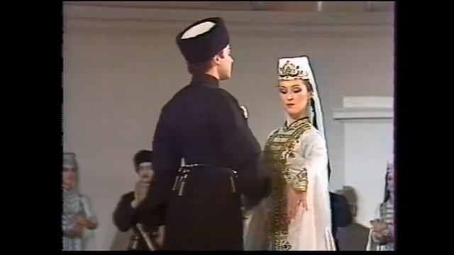 Хаджисмел Варзиев - фрагмент танца "Симд"- "Дуэт" Ирбек Туаев и Индира Фарниева 1987 г. смотреть онлайн