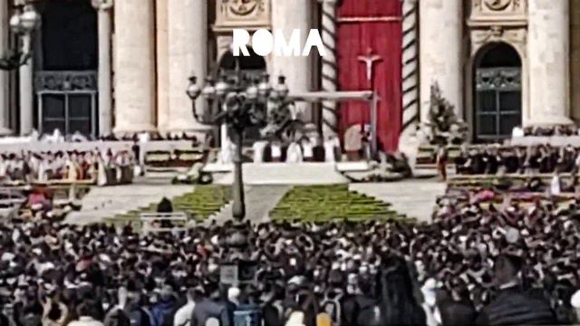 Pope Francis Leads Easter Sunday Mass To Big Crowds In Vatican Square