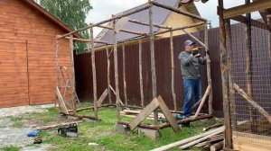 Дровяник из валежника и шифера