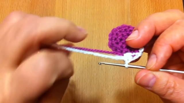 Смена цвета нити при вязании по кругу крючком без петли подъема смотреть онлайн