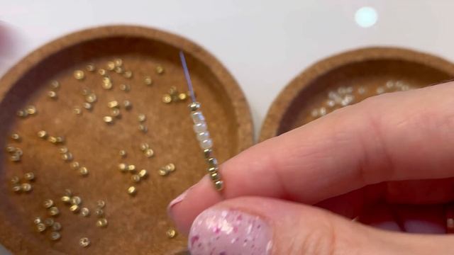 Bracelets made of beads flowers and daisies смотреть онлайн