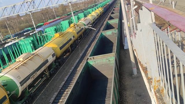 Движение ЖД состава!Вид с пешеходного моста станция Куровская! смотреть онлайн