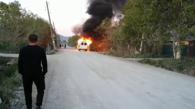 В Южно-Сахалинске во время движения загорелся маршрутный автобус смотреть онлайн