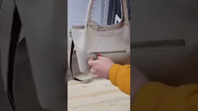 Бежевая кожаная женская сумка с перегородкой и плечевым ремнем 2-3200 смотреть онлайн