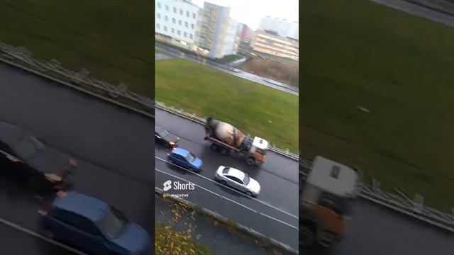 Экскаватор погрузчик открыл проезд для Бетономешалки и перекроет его снова #Shorts смотреть онлайн