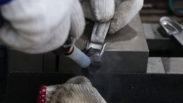ANDELI TIG-250GPLC demonstrates the cleaning function of the welding machine смотреть онлайн