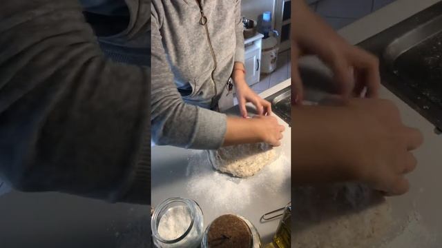 Делаем формовку и печём хлеб на закваске смотреть онлайн