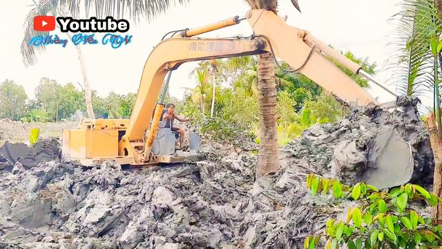 Tài năng nhí miền tây- lái xe cuốc được 3 năm - con nhà ghề xe cuốc. смотреть онлайн