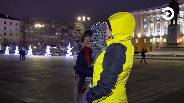 На площади Ленина в Пензе уже официально открылся Домик Деда Мороза смотреть онлайн