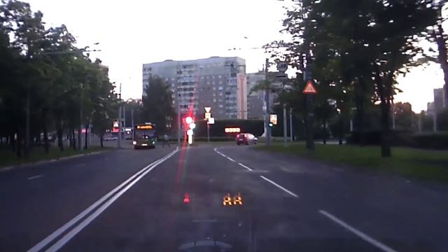 Минск,площадь Казинца.Пьяный пешеход решил наказать автобус)) смотреть онлайн