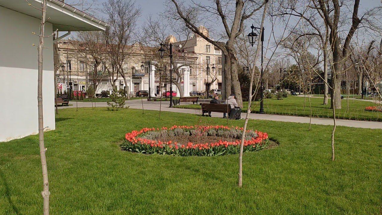 Евпатория 2024. Погода просто супер! Ошалеть, на набережной Терешковой уже зацвели первые тюльпаны! смотреть онлайн