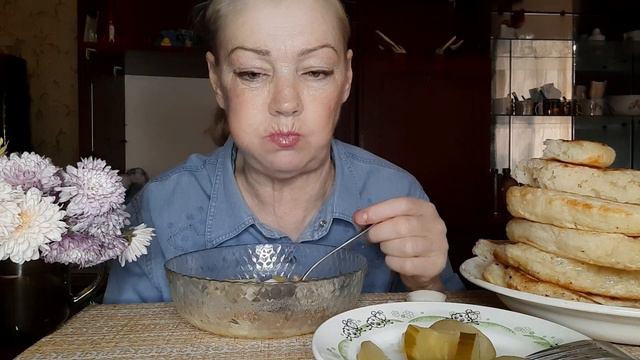 #Мукбанг/супчик с пышками /eats #mukbang /eating смотреть онлайн